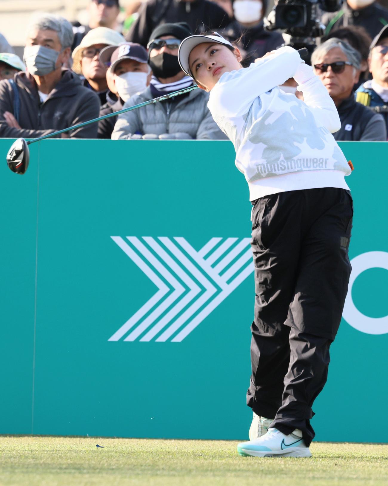 10番、ティーショットを放つ吉崎マーナ（撮影・上山淳一）