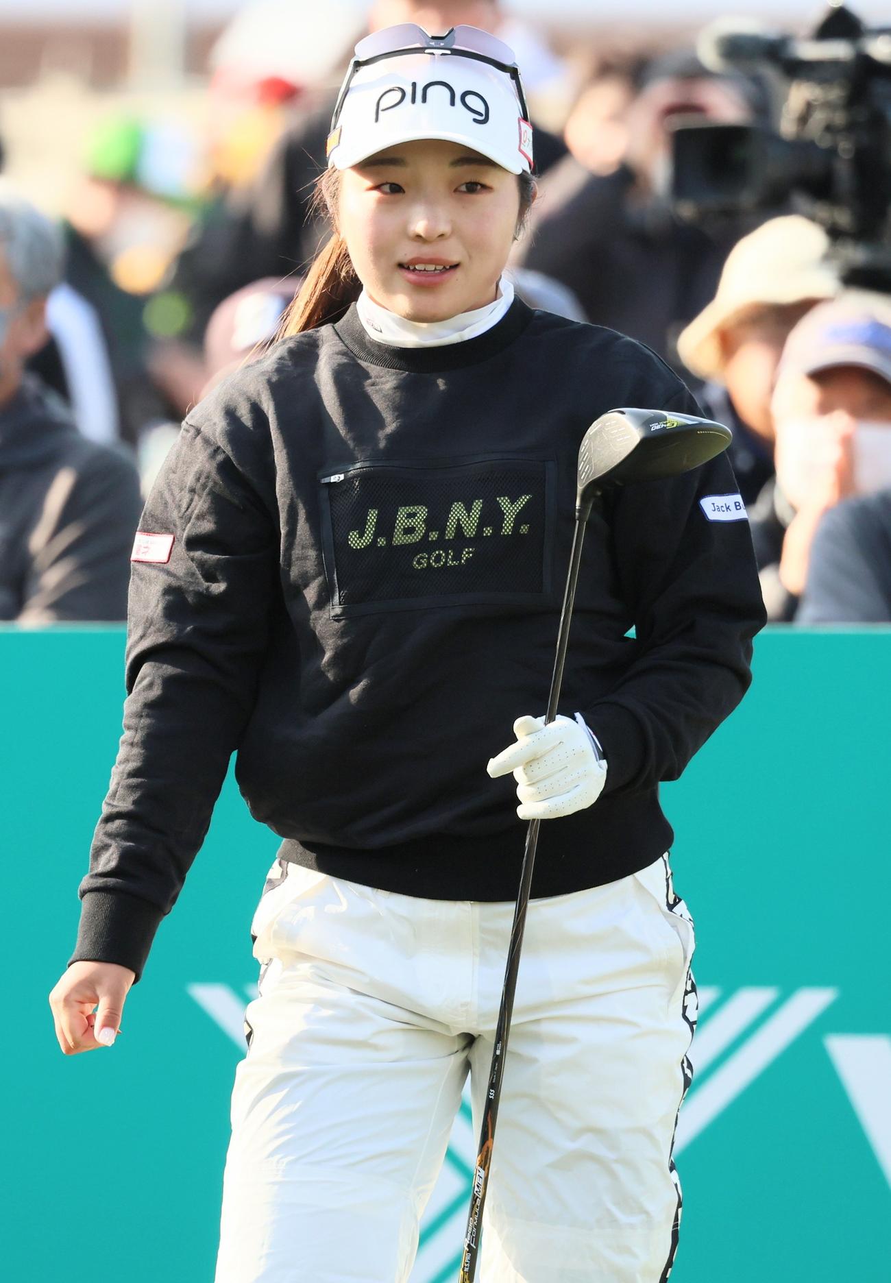 10番、ティーショットを放つ佐久間（撮影・上山淳一）