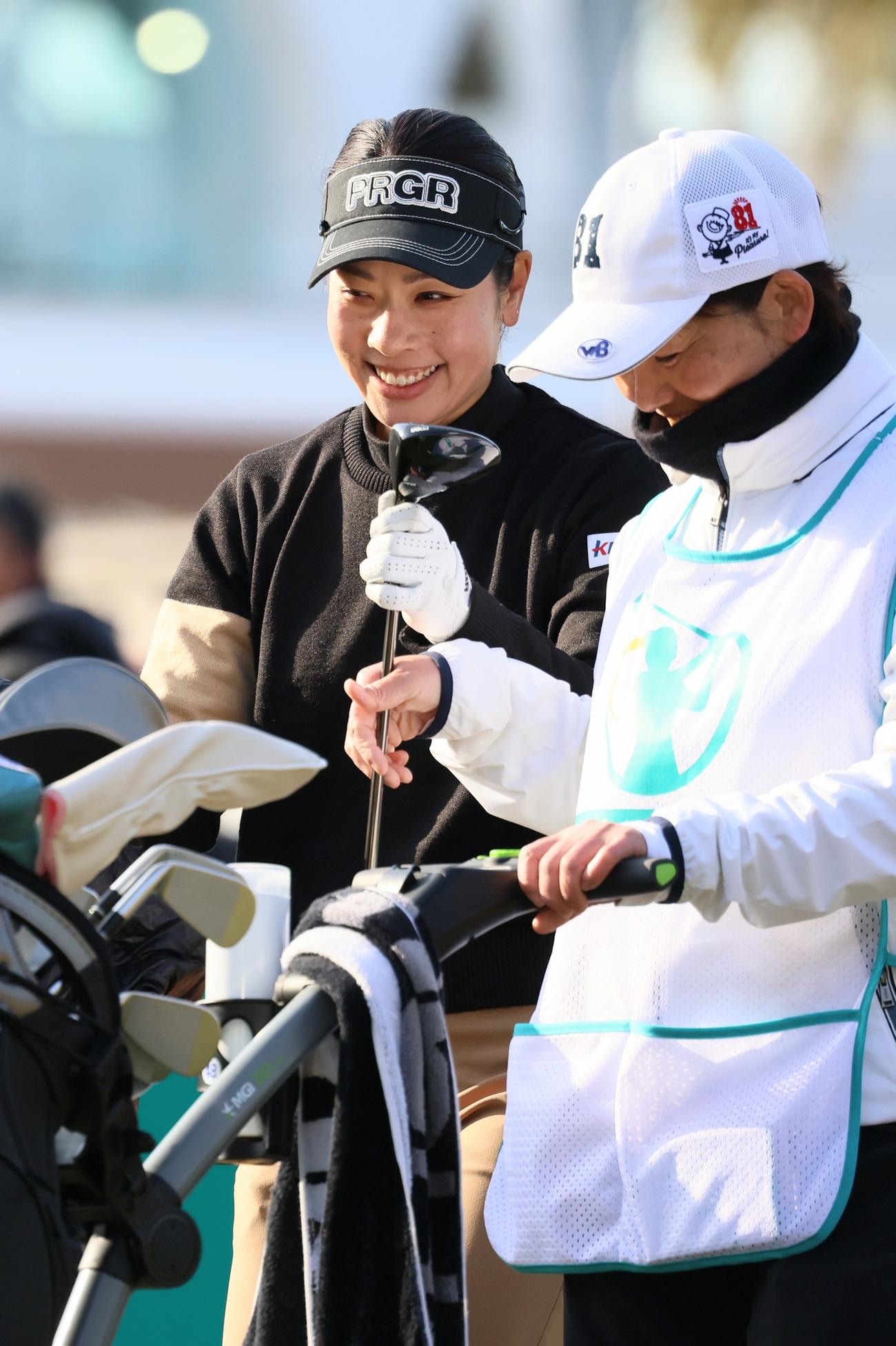 明治安田レディス初日　10番、ティーショットを放ち笑顔の森田（撮影・上山淳一）