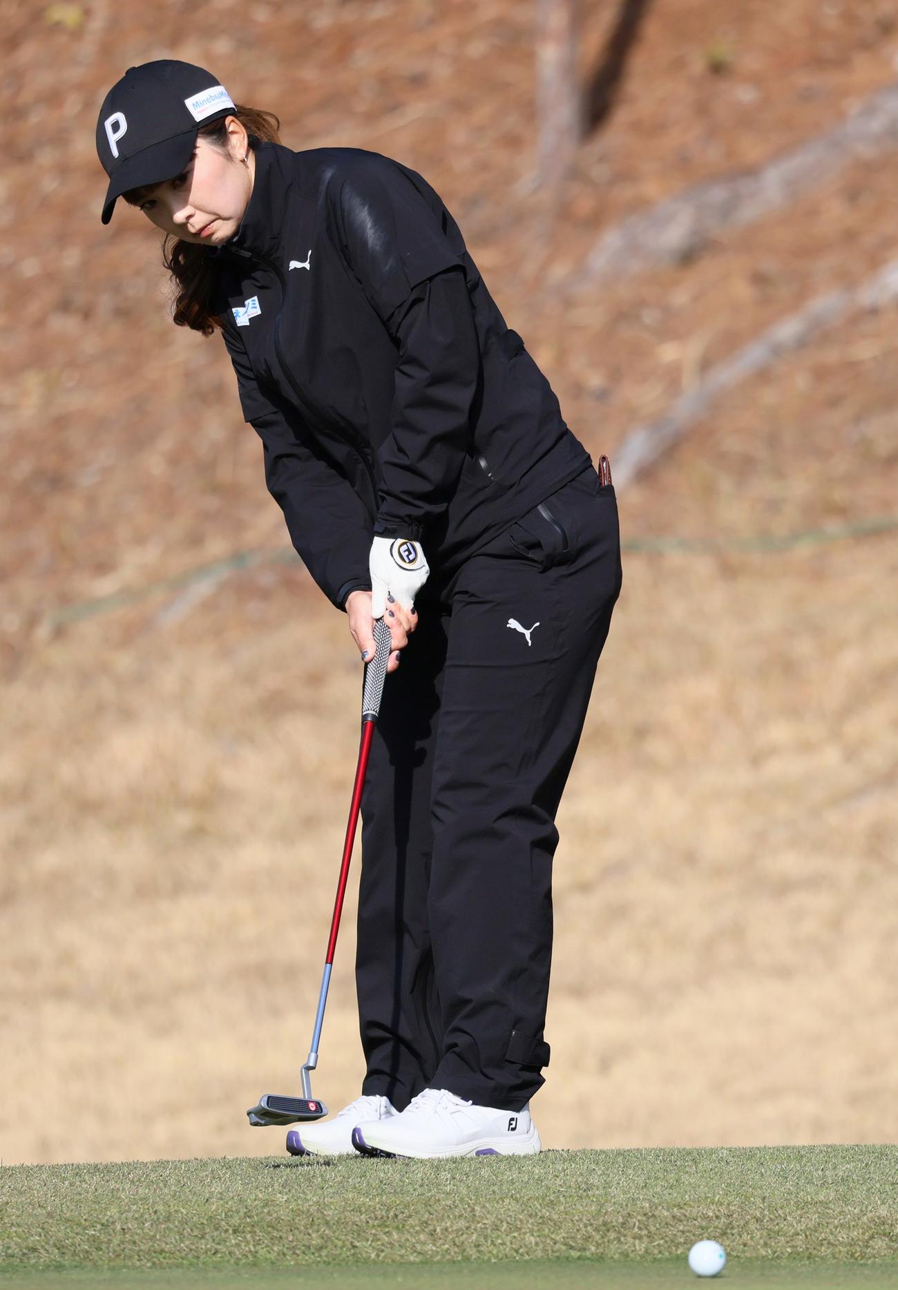 明治安田レディス初日　10番グリーンでピンによせる菊地（撮影・上山淳一）