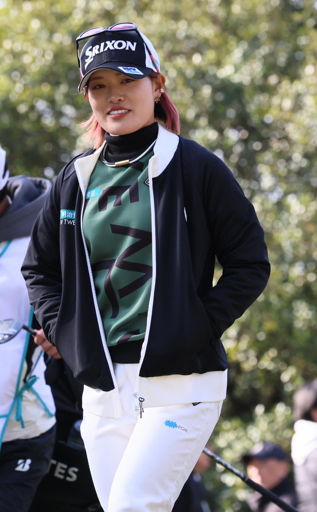 11番、ティーショットを放ち笑顔を見せる小倉彩愛（撮影・上山淳一）