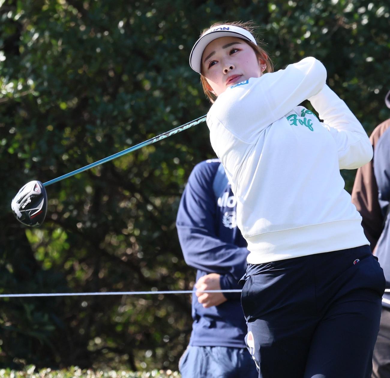 11番、ティーショットを放つ山下（撮影・上山淳一）