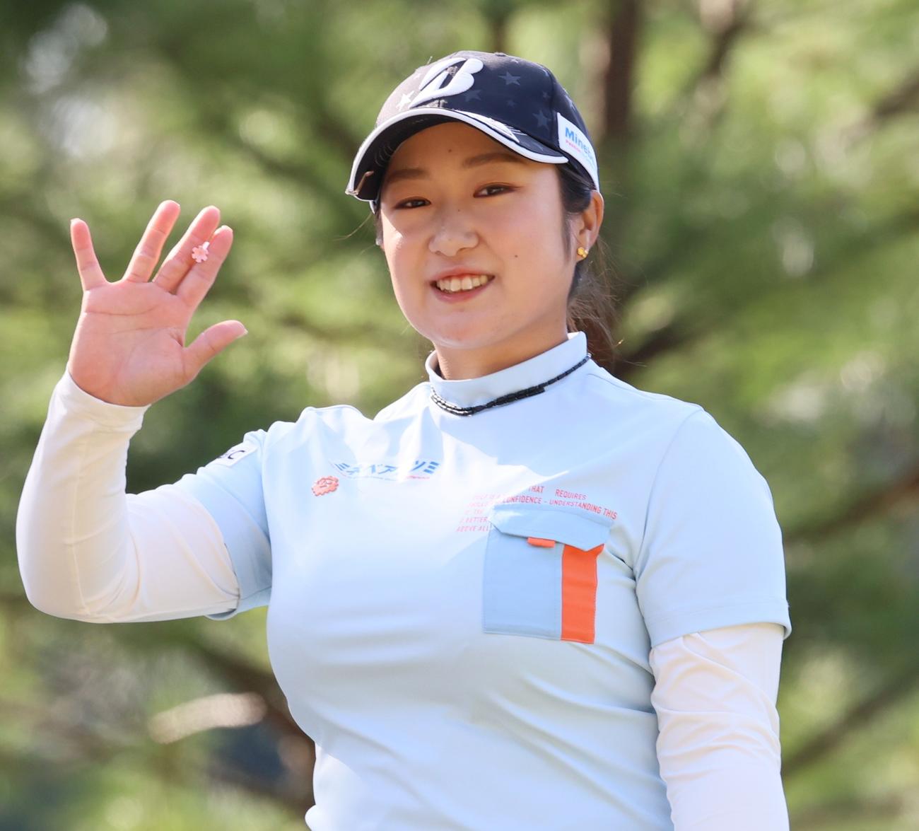 11番、ティーショットを放ち笑顔を見せる阿部（撮影・上山淳一）