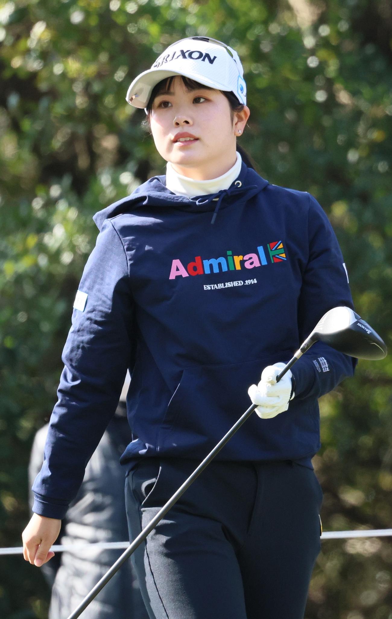 11番、ティーショットを放つ尾関（撮影・上山淳一）