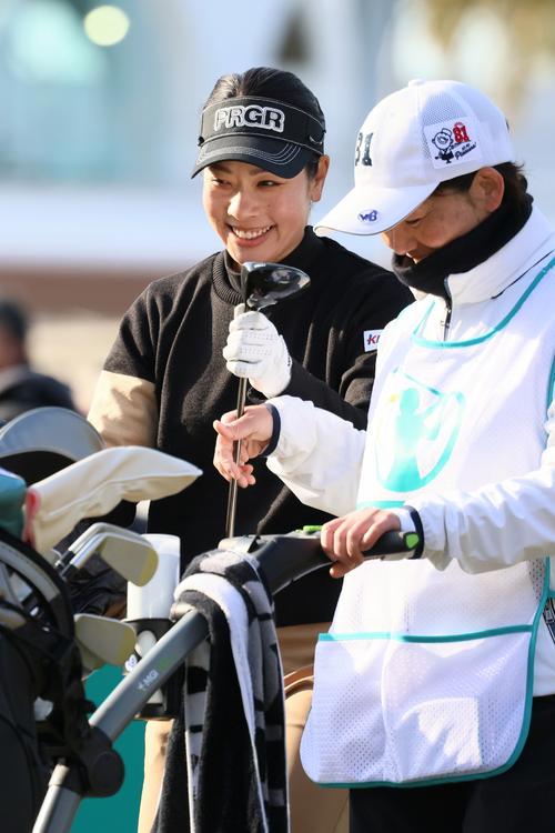 明治安田レディス初日　10番、ティーショットを放ち笑顔の森田（撮影・上山淳一）