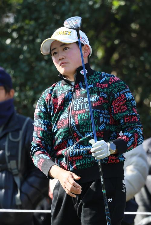 11番、ティーショットを放つ岩井明（撮影・上山淳一）