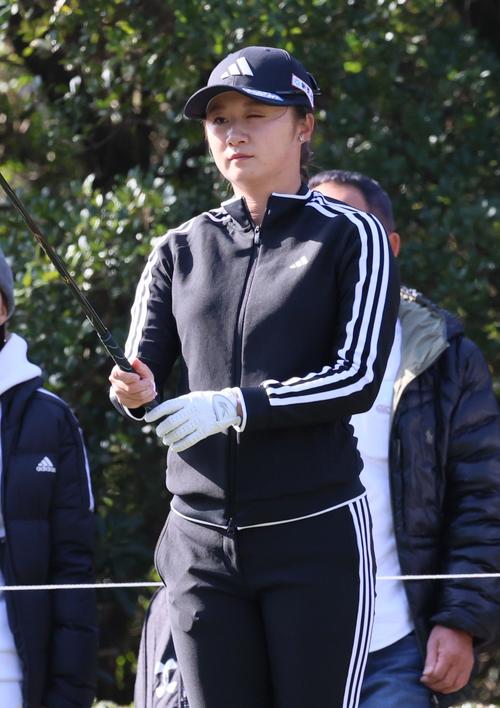11番、ティーショットを前にする森田遥（撮影・上山淳一）