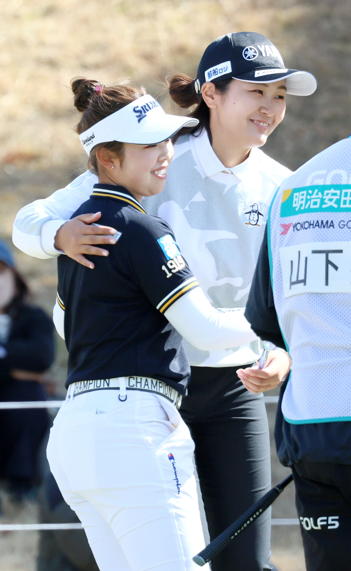 ホールアウトした神谷（右）は山下とハグする（撮影・上山淳一）