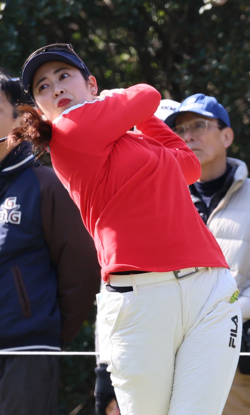 11番、ティーショットを放つ天本（撮影・上山淳一）