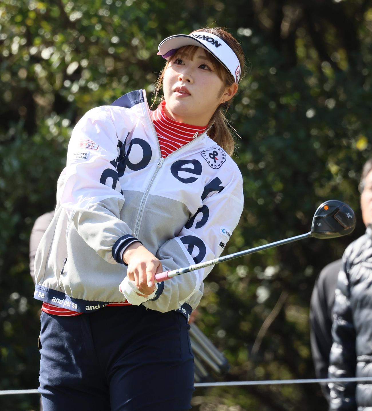 11番、ティーショットを放つ都玲華（撮影・上
山淳一）