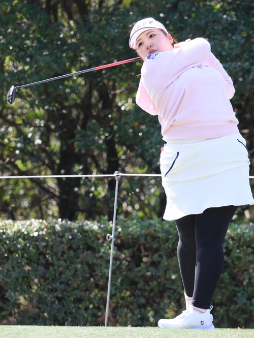 11番、ティーショットを放つ篠原（撮影・上山淳一）