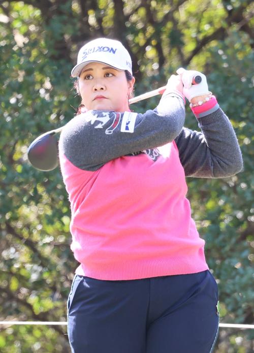 明治安田レディス初日　11番、ティーショットを放つ酒井美紀（撮影・上山淳一）
