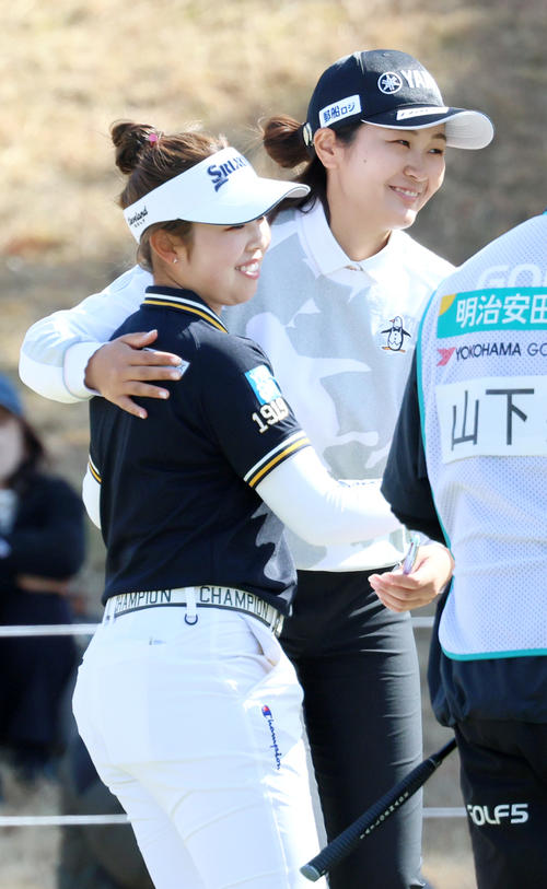 ホールアウトした神谷（右）は山下とハグする（撮影・上山淳一）