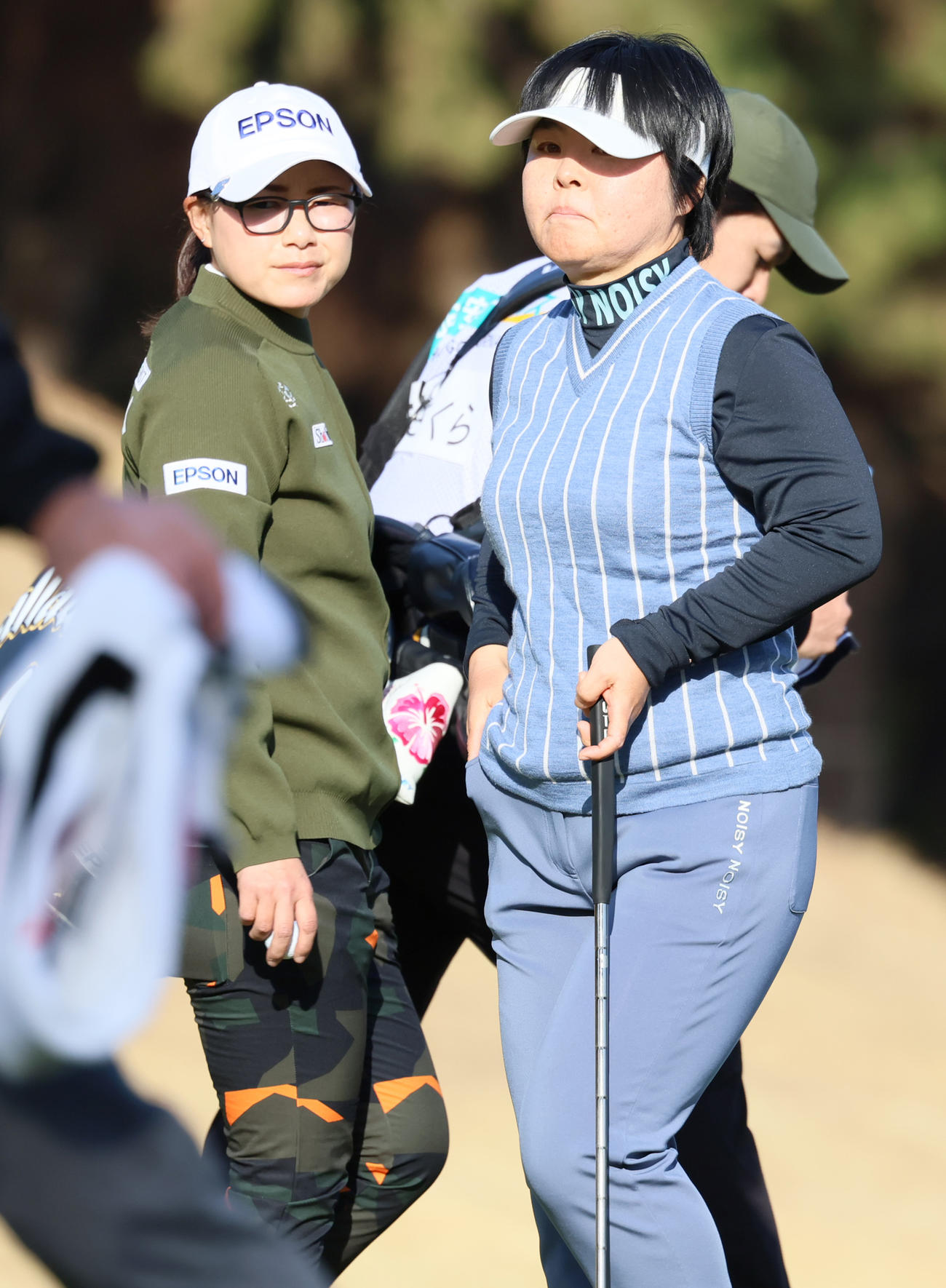 同組でラウンドする不動（手前）と横峰（撮影・上山淳一）