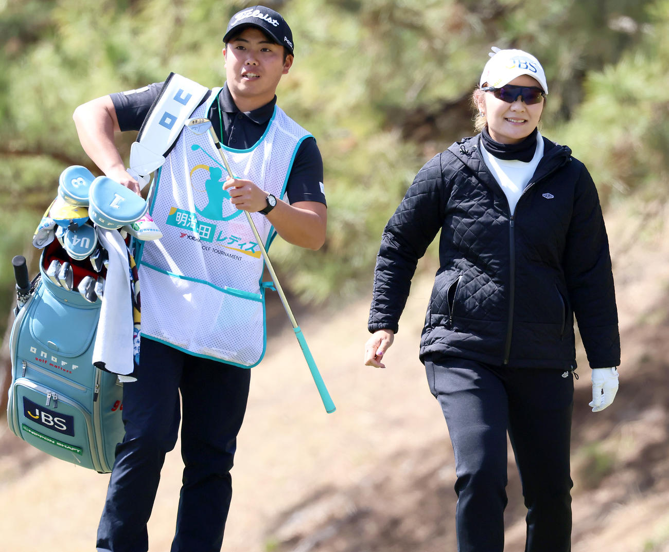 10番、藤田（右）は笑顔でグリーンへ向かう（撮影・上山淳一）