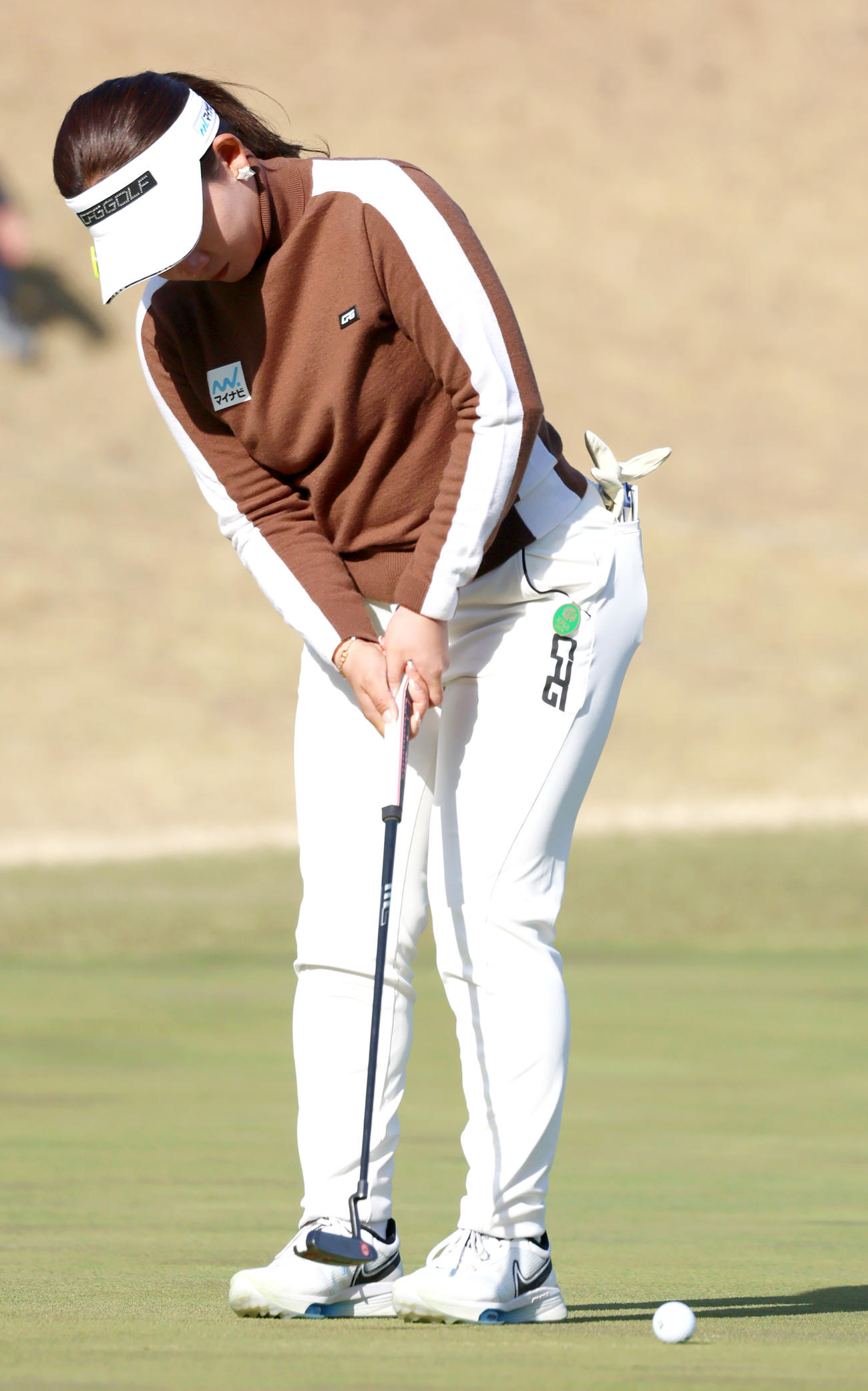 18番、吉本はバーディーを決める（撮影・上山淳一）