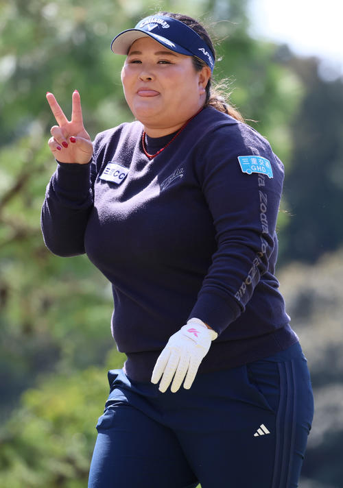 11番、鈴木麻はティーショットを放ちポーズで移動する（撮影・上山淳一）