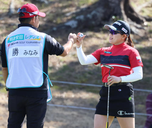 勝（右）はホールアウトしキャディーとグータッチする（撮影・上山淳一）