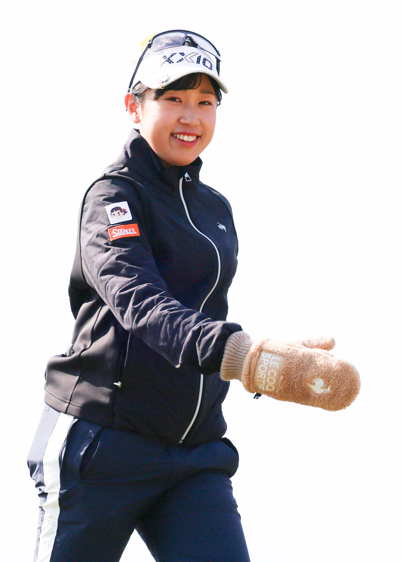 1番、ティーショットを放ち笑顔で移動する菅沼（撮影・上山淳一）