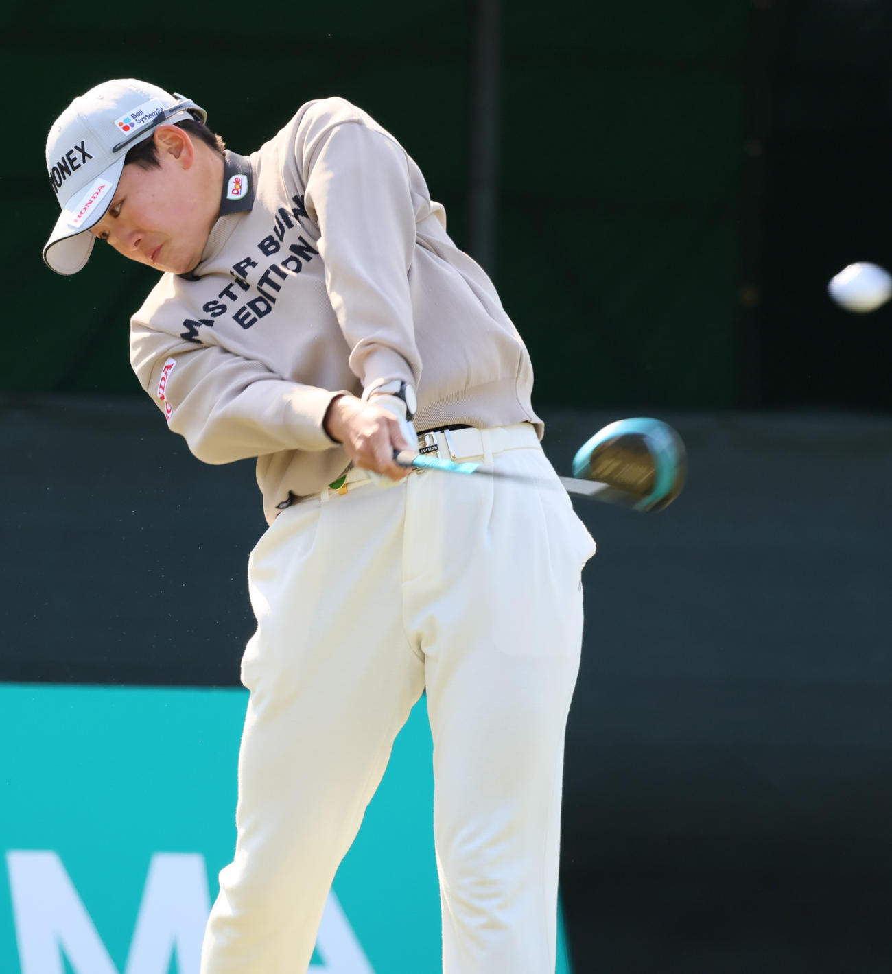 1番、ティーショットを放つ岩井明（撮影・上山淳一）