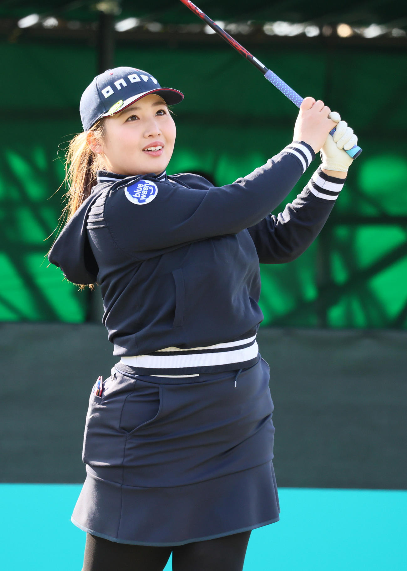 1番、ティーショットを放つ小林（撮影・上山淳一）