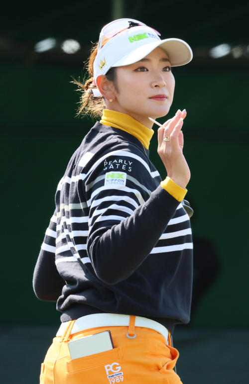 1番、ティーショットを放つ原（撮影・上山淳一）