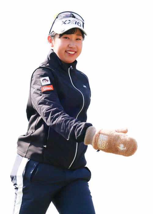1番、ティーショットを放ち笑顔で移動する菅沼（撮影・上山淳一）