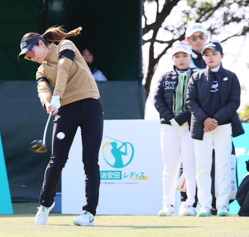 1番、ティーショットを放つ森田理（撮影・上山淳一）