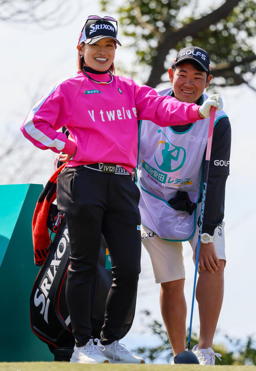 1番、ティーショットを前にリラックスした表情の小倉（撮影・上山淳一）