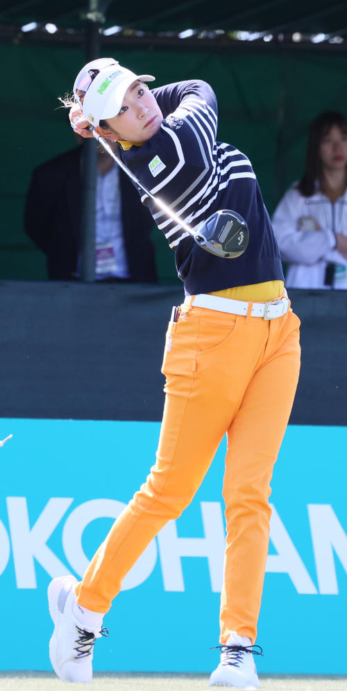 1番、ティーショットを放つ原（撮影・上山淳一）