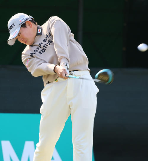 1番、ティーショットを放つ岩井明（撮影・上山淳一）