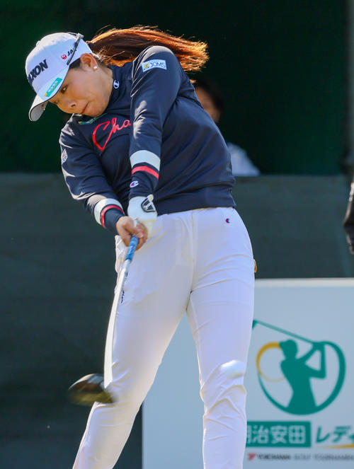 1番、ティーショットを放つ勝（撮影・上山淳一）