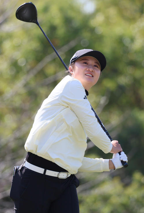 3番、ティーショットを放ち笑顔を見せる森田遥（撮影・上山淳一）