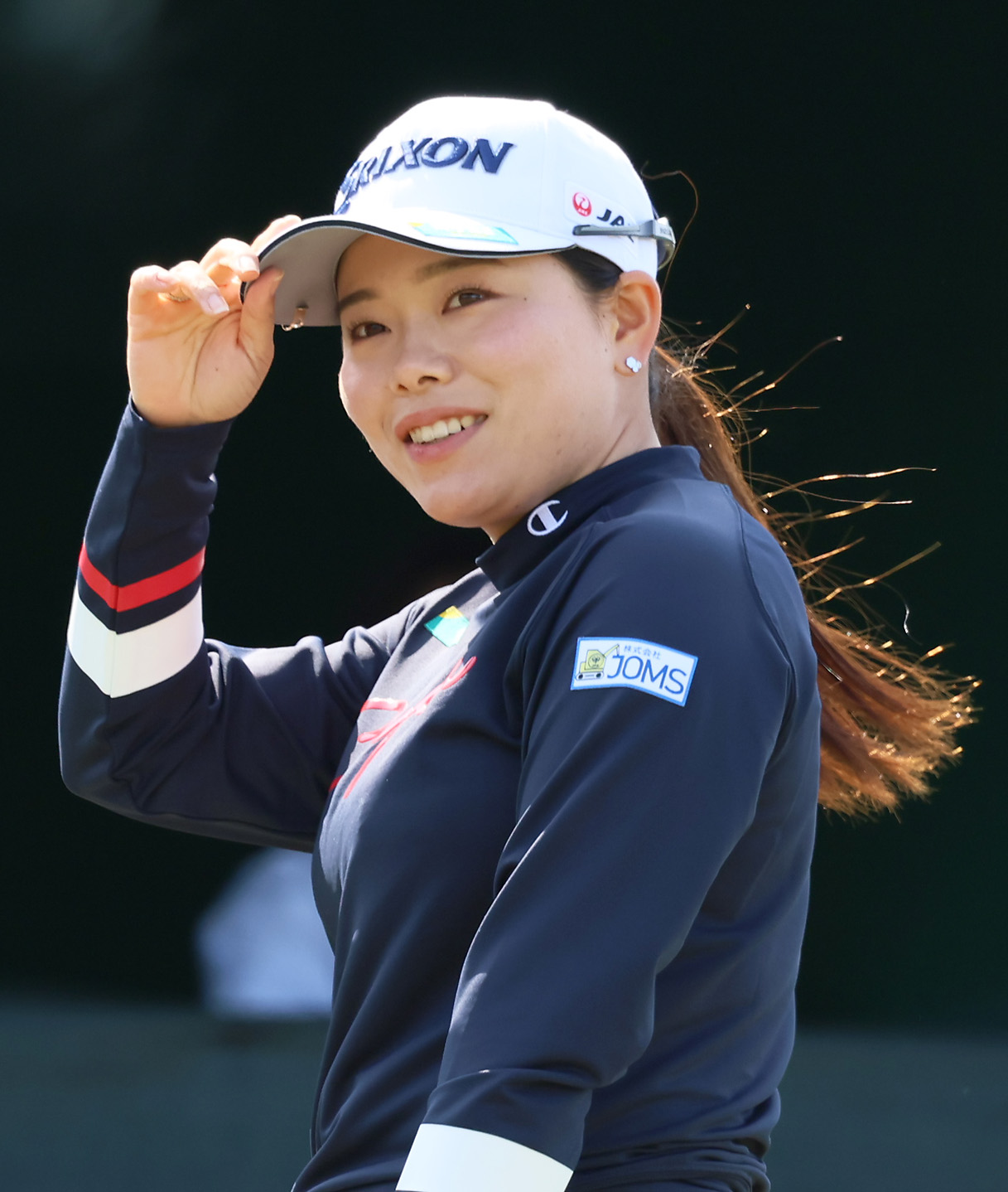 1番、勝はティーショットを前に笑顔を見せる（撮影・上山淳一）