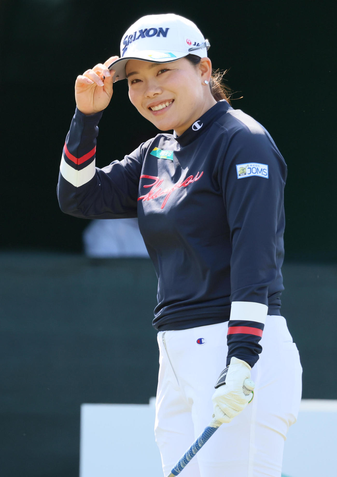 1番、勝はティーショットを前に笑顔を見せる（撮影・上山淳一）