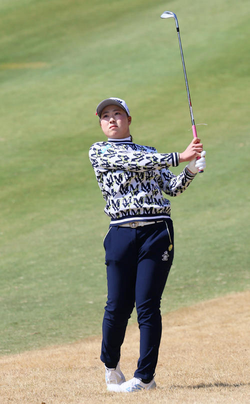 9番、竹田はセカンドショットを放つ（撮影・上山淳一）