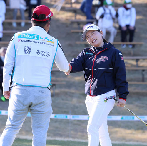 18番、勝はホールアウトし悔しげな表情を見せる（撮影・上山淳一）