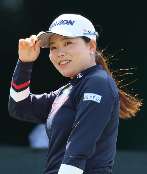 1番、勝はティーショットを前に笑顔を見せる（撮影・上山淳一）