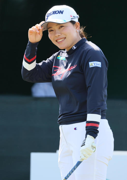 1番、勝はティーショットを前に笑顔を見せる（撮影・上山淳一）