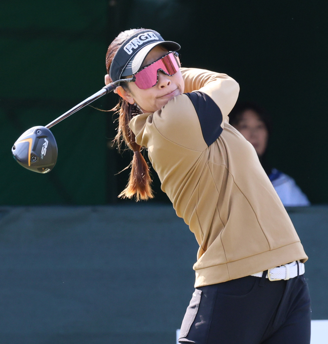 1番、森田はティーショットを放つ（撮影・上山淳一）