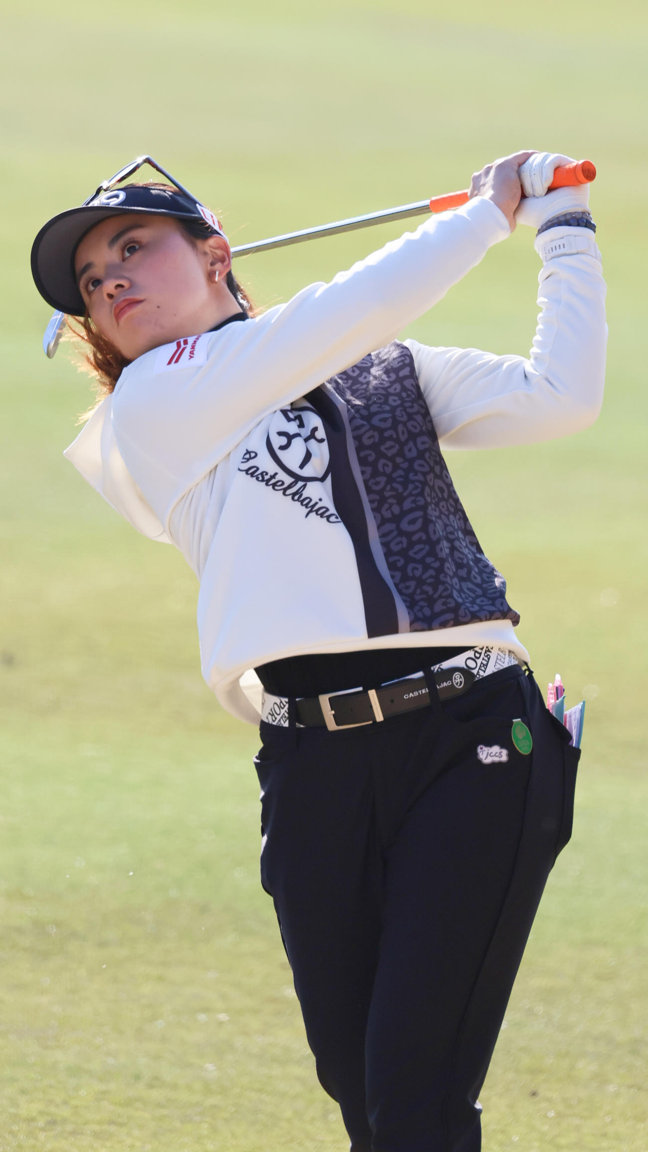 1番、セカンドショットを放つ藤田か（撮影・上山淳一）