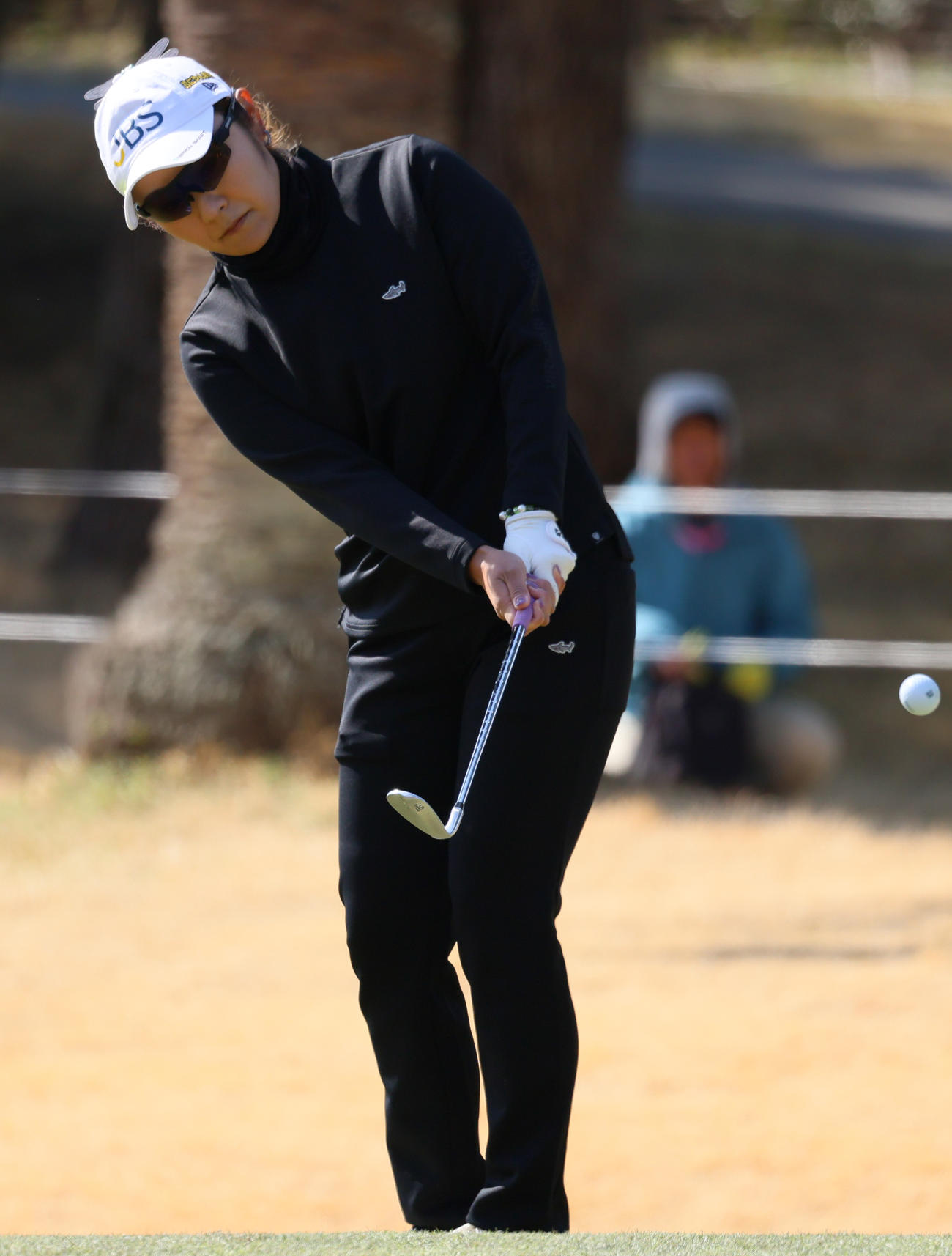 1番、藤田さはアプローチショットを放つ（撮影・上山淳一）
