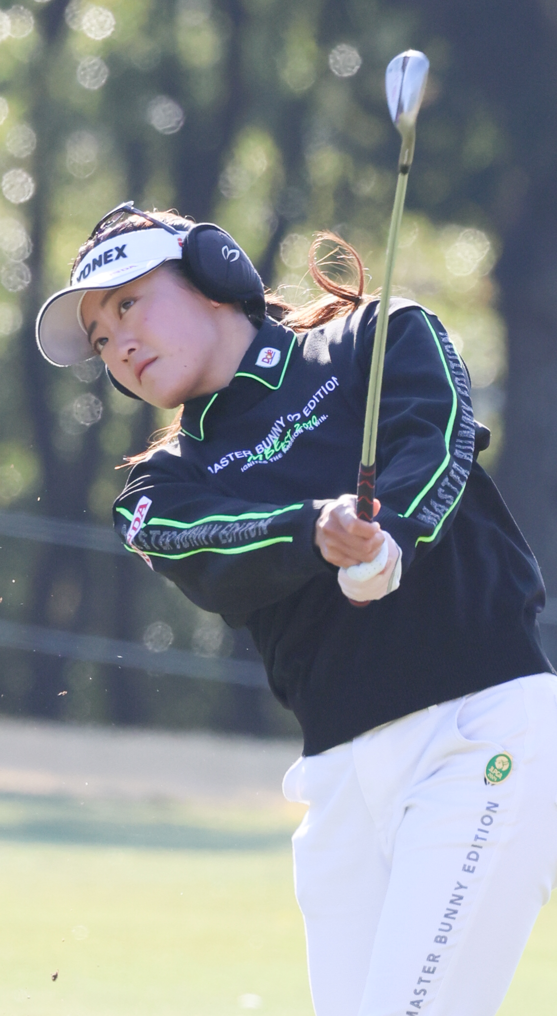 1番、セカンドショットを放つ岩井千（撮影・上山淳一）