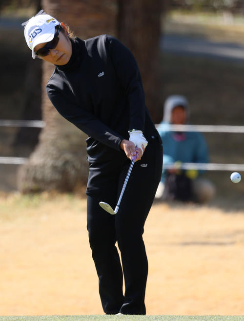 1番、藤田さはアプローチショットを放つ（撮影・上山淳一）