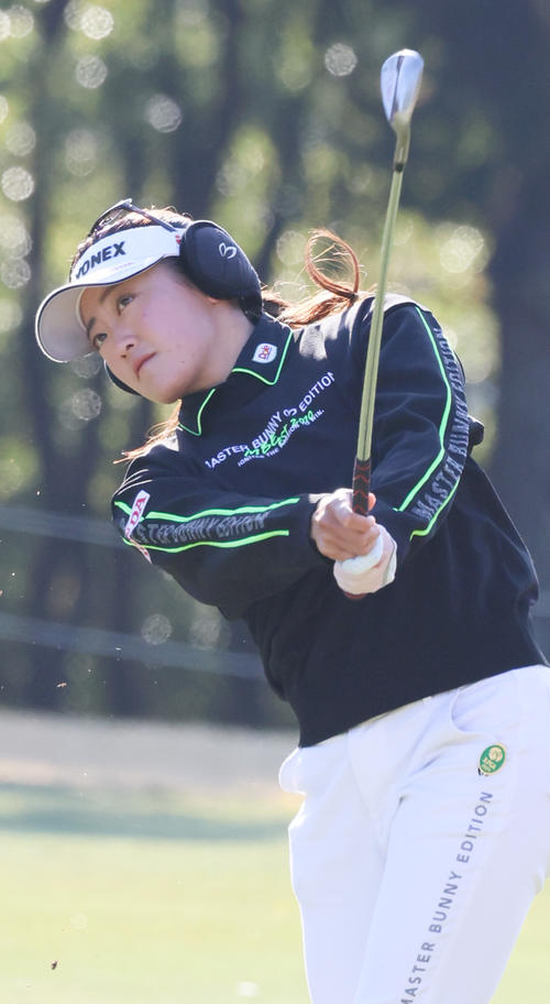 1番、セカンドショットを放つ岩井千（撮影・上山淳一）