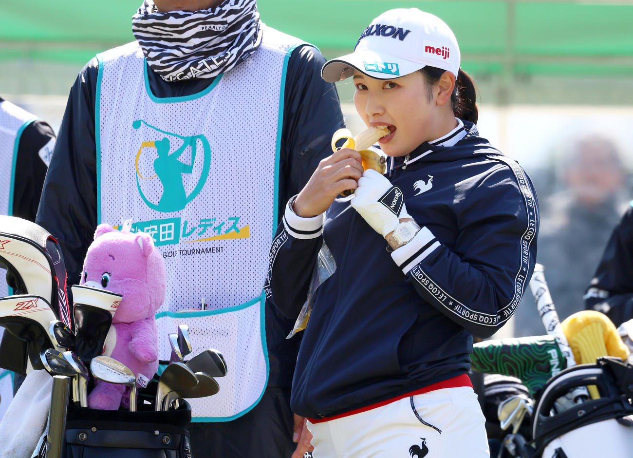 10番、バナナを食べる小祝（撮影・上山淳一）