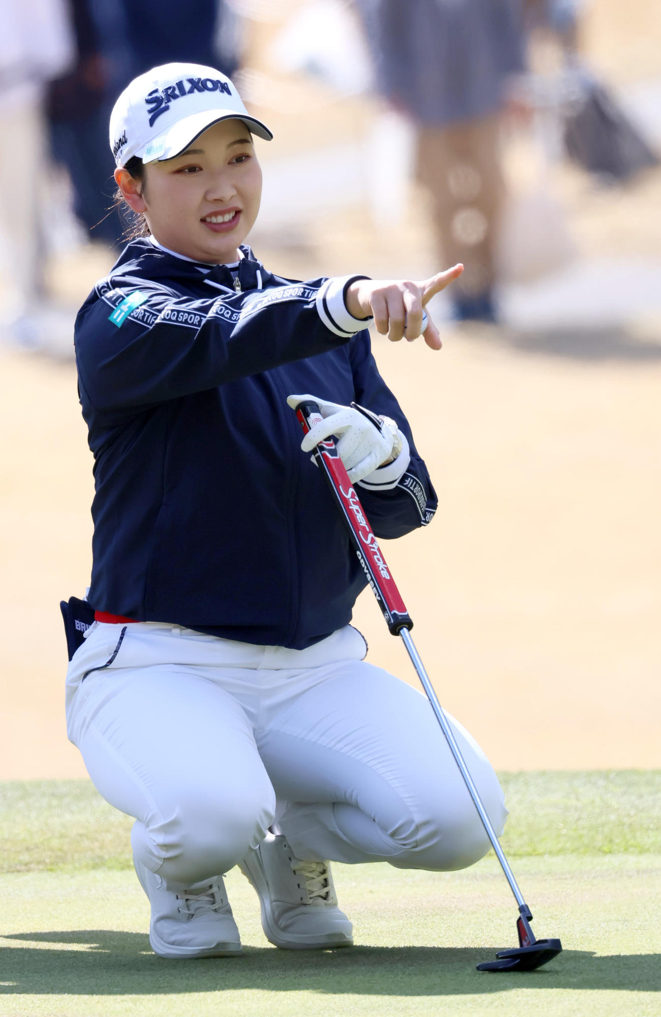 1番、小祝はラインを読む（撮影・上山淳一）