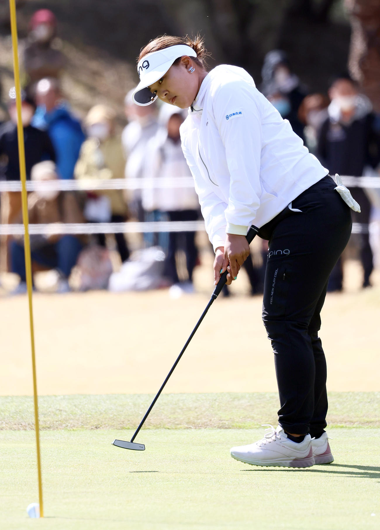 1番、鈴木はバーディーパットを決める（撮影・上山淳一）