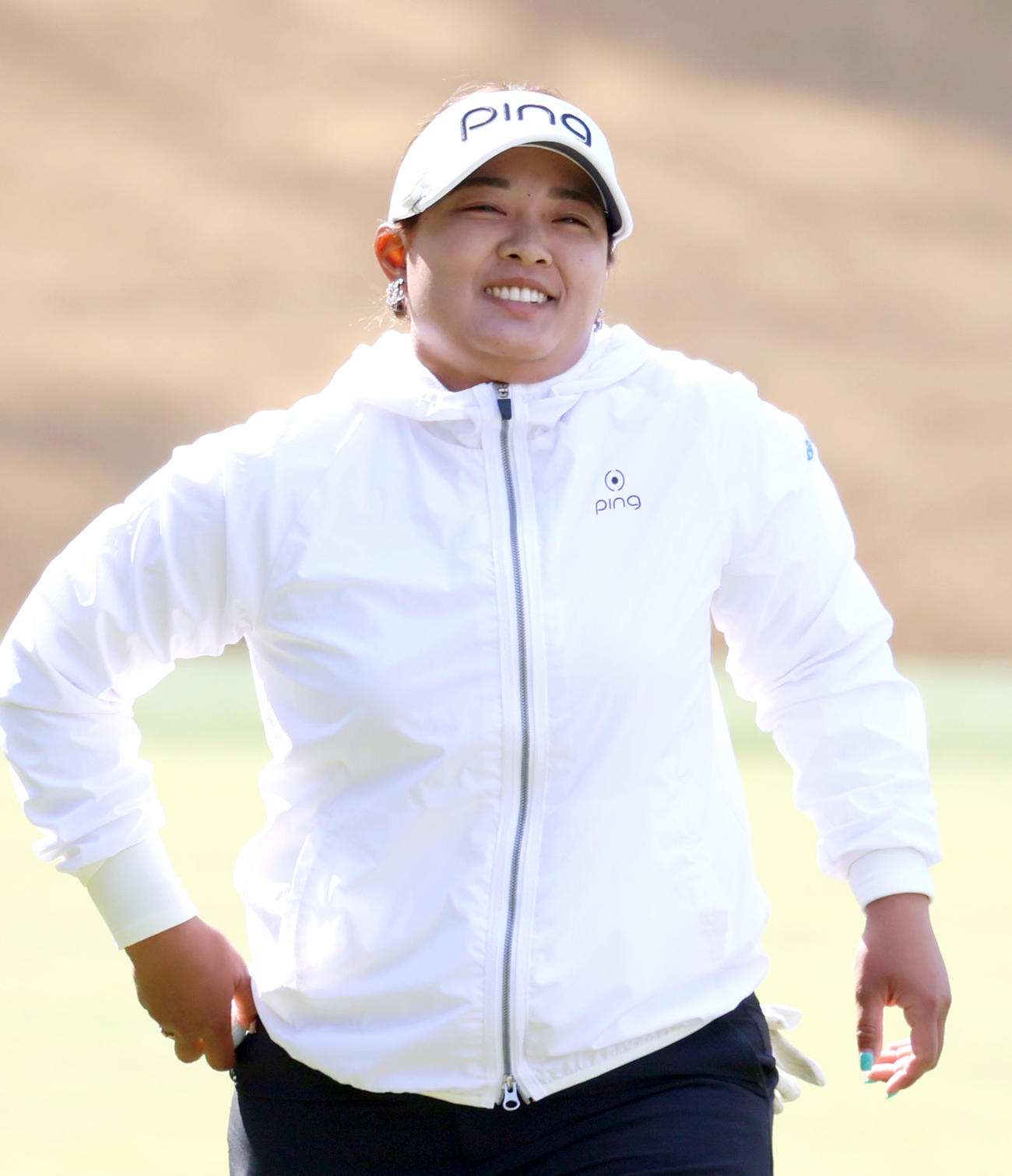 2番、鈴木はバーディーパットを決め笑顔を見せる（撮影・上山淳一）