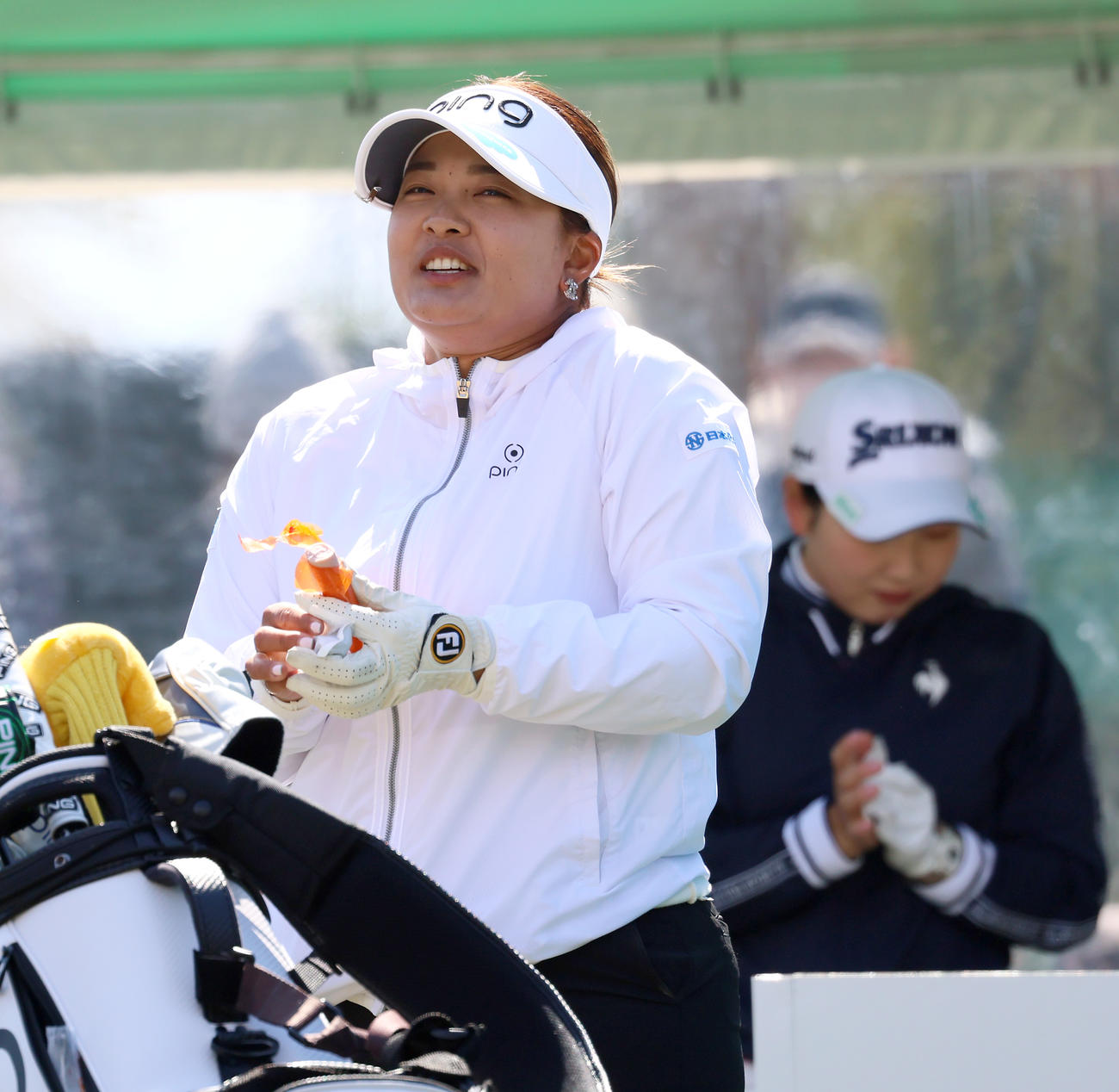 10番、ソーセージを食べ順番を待つ鈴木（撮影・上山淳一）